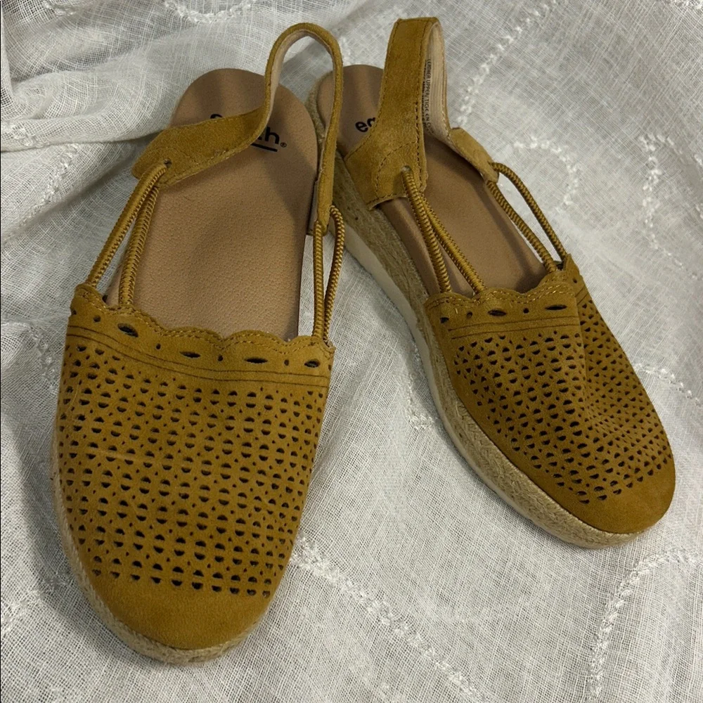 NWOT Earth leather wedge sling back wedge shoes espadrille